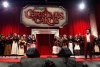 Se montó un escenario para que un grupo de niños cantores interpretaran los villancicos vestidos con atuendos de la era victoriana, donde se desarrolla la historia de "A Christmas Carol",
